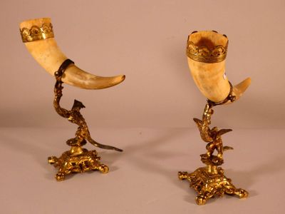 Paire de cornes à monture en fonte dorée en forme de dragon … - Photo 1