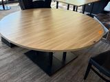 des tables et des chaises dans une salle de réunion avec vue sur la ville