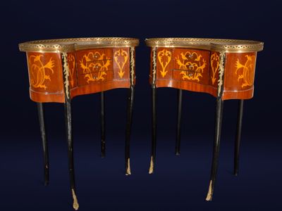 paire de tables françaises en marqueterie avec incrustations