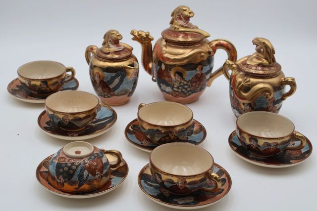 Satsuma: service à thé en faïence, prises tête de dragon, décor d...