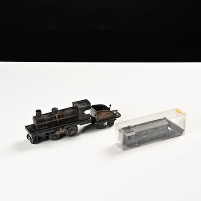 un petit train en jouet posé à côté d'une boîte en plastique