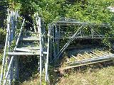 un tas d'escaliers métalliques au milieu d'un champ