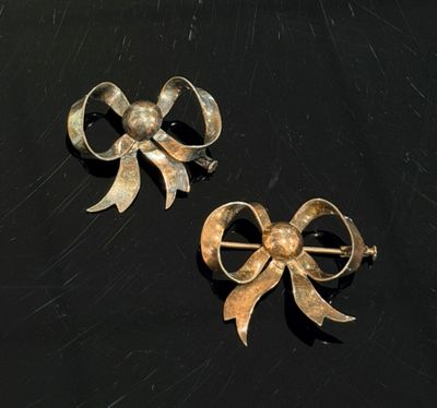 Deux BROCHES en forme de noeud ruban