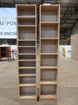 deux grandes bibliothèques en bois dans un entrepôt, avec une pancarte en arrière-plan