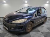 la photo d'une voiture bleue garée dans un garage