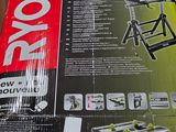 une boîte d'outils posée sur une table