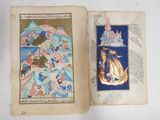un livre ouvert sur lequel figurent l'image d'un bateau et d'un château