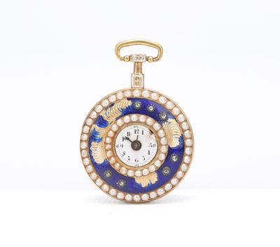 un gros plan d'une horloge dorée et bleue sur fond blanc