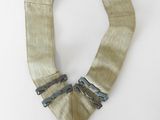 un gros plan d'un collier orné d'un médaillon