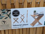 a sign on a wooden fence that says taburet pliant