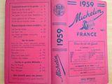 un vieux livre à la couverture rose posé sur une table en bois