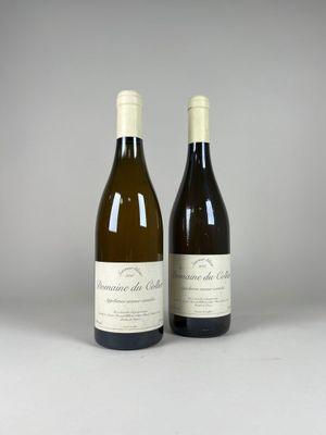 deux bouteilles de vin posées l'une à côté de l'autre sur une table
