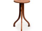 une image d'une petite table en bois sur fond blanc