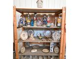 une étagère sur laquelle sont disposés de nombreux objets décoratifs