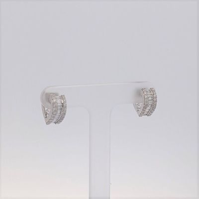 gros plan d'une paire de boucles d'oreilles sur un support