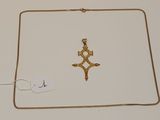 l'image d'un collier en or orné d'une croix