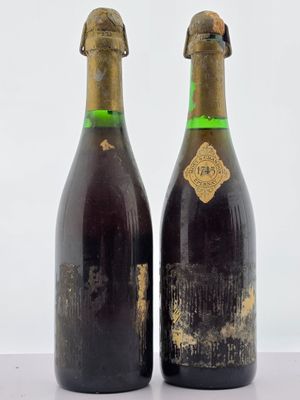 deux bouteilles de vin posées l'une à côté de l'autre sur une table