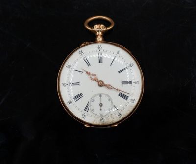 une montre de poche en or avec des chiffres romains