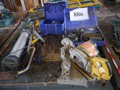 un grand nombre d'outils posés sur une table