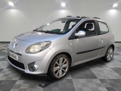 une photo d'une petite voiture argentée garée dans un garage