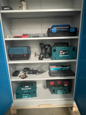 une armoire bleue sur laquelle sont posés des outils, dans une pièce