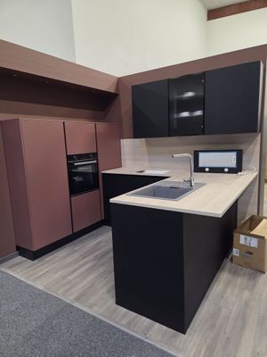 Cuisine aménagée avec meuble 1910x1730 contenant réfrigérateur Beko, f