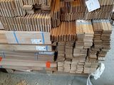 plusieurs piles de planches de bois empilées les unes sur les autres dans un entrepôt