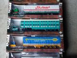Plusieurs petits trains sont alignés sur une table