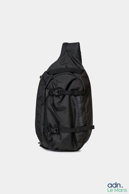 Le sac à dos est noir et comporte une poche à fermeture éclair.