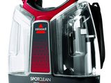 gros plan d'un aspirateur rouge et noir sur fond blanc