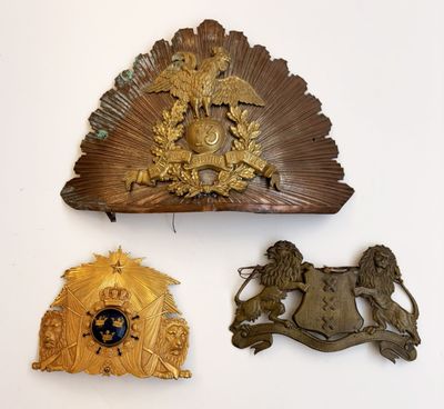 trois œuvres d'Art nouveau sont exposées sur un fond blanc
