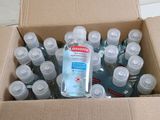 une boîte en carton remplie de flacons de bain de bouche et de dentifrice