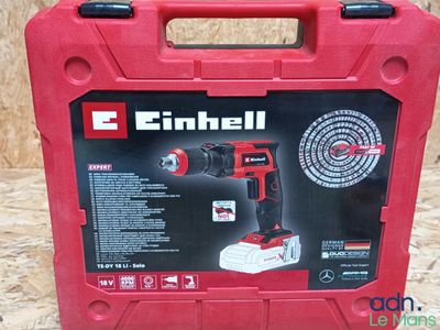 une boîte à outils rouge contenant une perceuse sans fil rouge