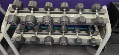 un rack contenant des haltères et des poids dans une salle de sport