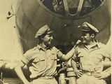 deux hommes en uniforme debout à côté d'un avion muni d'une hélice