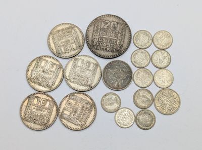 Plusieurs pièces d'argent sont empilées sur une surface blanche