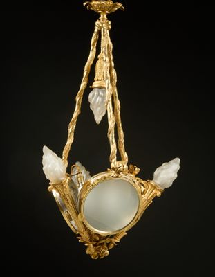 une image représentant un lustre muni d'un miroir suspendu au plafond