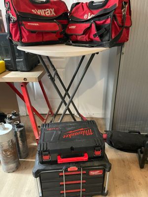 deux sacoches à outils rouges et noires posées sur une table