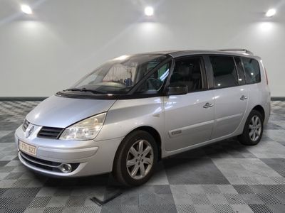 la photo d'un monospace argenté garé dans un garage