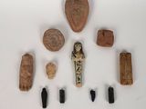 une image représentant une collection d'objets anciens, dont un « scarra » et d'autres objets