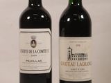 deux bouteilles de vin posées l'une à côté de l'autre sur une table