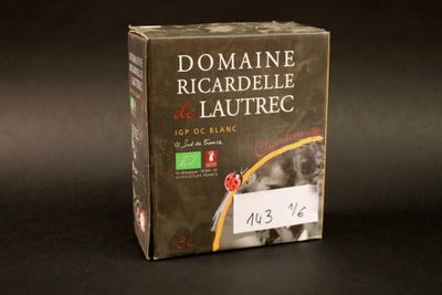 une boîte de vin posée sur une table