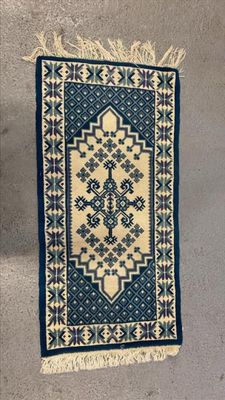 un tapis bleu et blanc accroché au mur