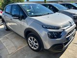 une Citroën argentée garée sur un parking à côté d'autres voitures