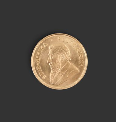 gros plan d'une pièce d'or sur fond noir