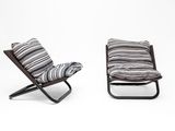 une paire de chaises longues avec des coussins rayés, sur fond blanc