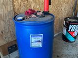 un tonneau bleu contenant une borne d'incendie rouge