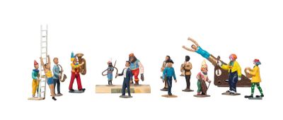 de nombreuses figurines représentant différentes personnes alignées
