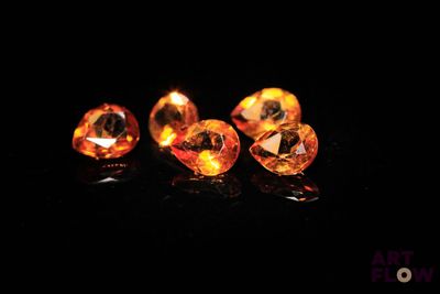trois diamants orange sur un fond noir