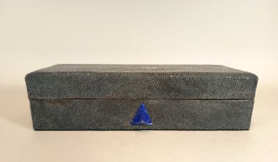 Boîte rectangulaire gainé de galuchat bleuté et d'un lapis l…